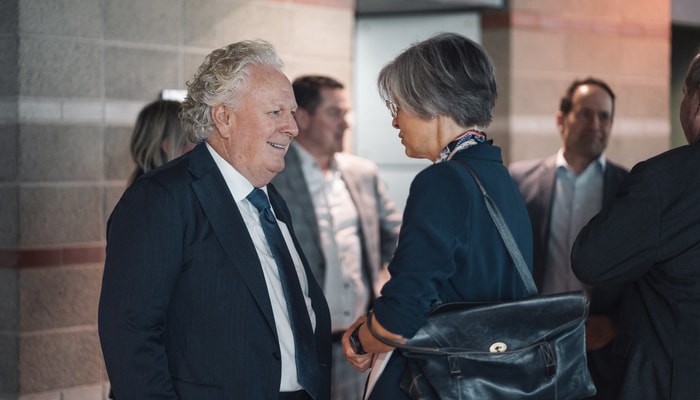 Jean Charest, ancien premier ministre du Québec et membre du comité directeur du Conseil commercial Canada–États-Unis, en conversation avec la rectrice Sophie D'Amours
