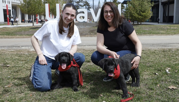 Éléna Lebrun et Johanne Côté, avec leurs chiots Mira, Tchad et Léon
