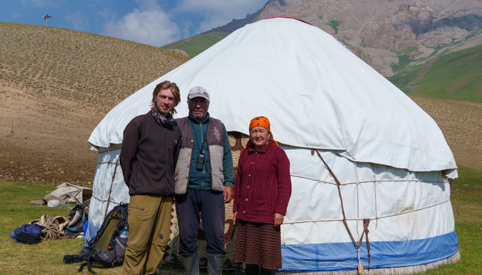 Laurent Berthod en compagnie d'un couple qui l'a hébergé dans la vallée de Kok Süu, au Kirghizistan.