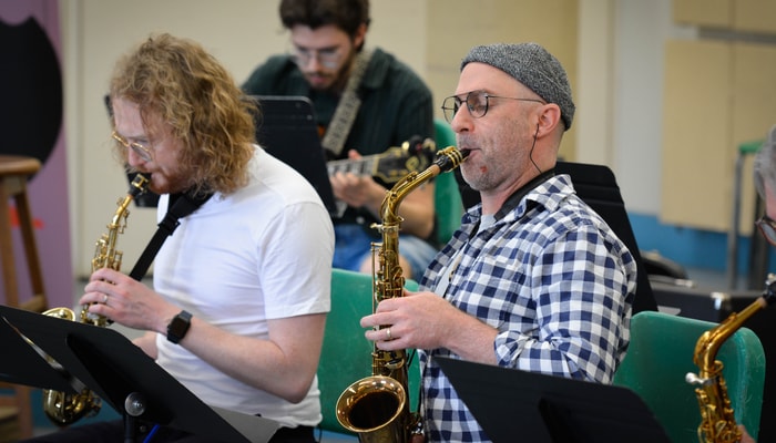 Laurent Barbier, chargé de cours, Raphaël Mercier, étudiant en guitare jazz, et Aaron Wolf, doctorant en interprétation jazz