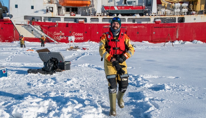 David Babb, co-chef de mission lors d’une journée d’opérations sur la glace de mer au 80e parallèle.