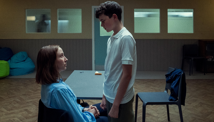 La série Adolescence, qui met en scène un garçon de 13 ans soupçonné du meurtre d’une fille de son école, met en lumière la montée des discours misogynes dans les établissements d'enseignement secondaire. Ces discours, autrefois plus discrets ou cantonnés à certains réseaux isolés, s’expriment aujourd’hui de manière décomplexée chez certains adolescents. Parmi ces discours, on retrouve celui des «incels» (les célibataires involontaires).