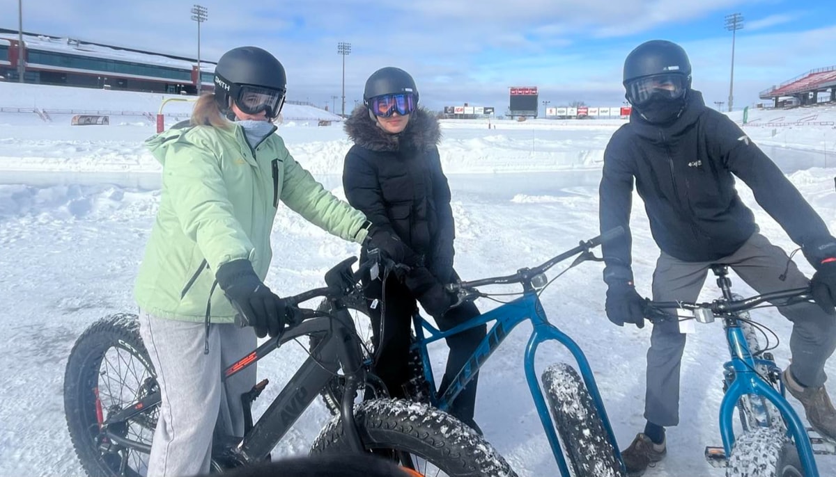 Julie Leroux, Aglaé Lefrançois et Adrien Helleisen, tous trois venus de la France, ont été initiés au vélo à pneus surdimensionnés le 31 janvier au Campus nordique.