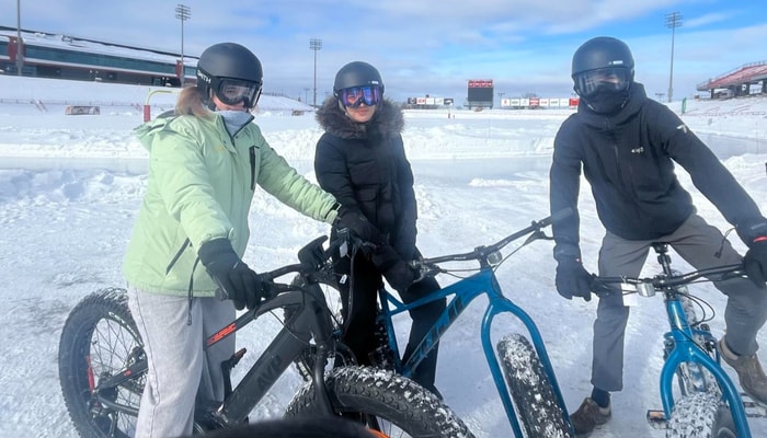 Julie Leroux, Aglaé Lefrançois et Adrien Helleisen, tous trois venus de la France, ont été initiés au vélo à pneus surdimensionnés le 31 janvier au Campus nordique.