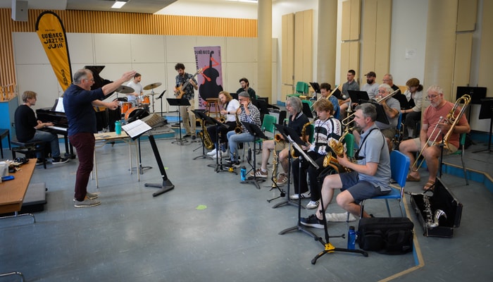 Une partie de l'ensemble était en répétition le 14 juin sous la direction musicale du chargé d'enseignement Martin Desjardins. Bien qu'il ne s'agisse que d'une première rencontre musicale, la puissance du son et le talent des interprètes étaient déjà au rendez-vous.