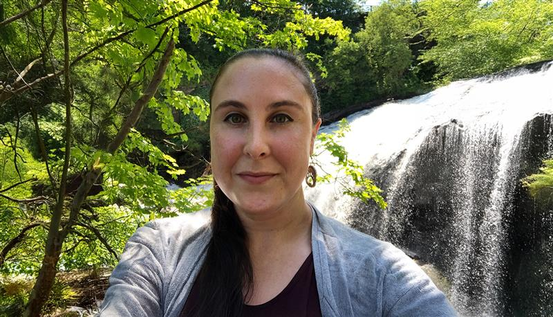 La professeure Megan Lukaniec, d'origine wendat, est titulaire de la Chaire de recherche du Canada en reconstruction et revitalisation des langues autochtones.