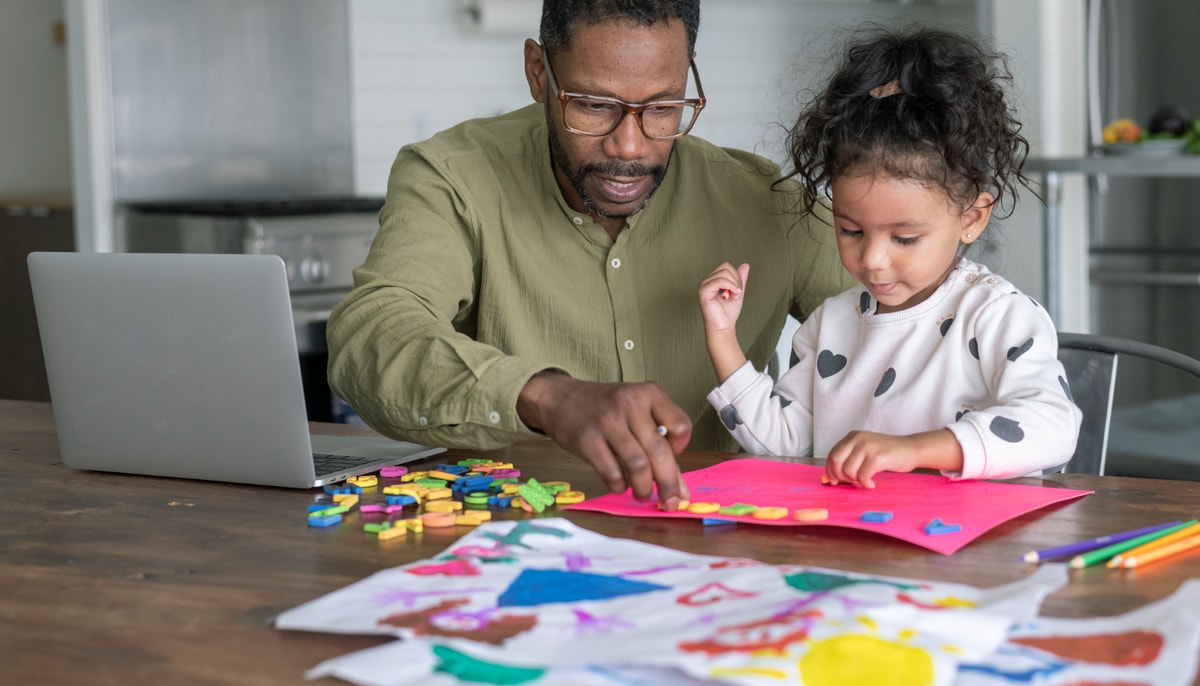 Le programme Passe-Partout vise à mieux outiller les parents dans leur rôle de premiers éducateurs et éducatrices de leur enfant de 4 ans. En plus de faciliter l'entrée à la maternelle, ce programme génère, comme le montre Marie-lin Hamel dans son mémoire de maîtrise, des retombées positives jusqu'à la fin du secondaire chez les élèves qui y ont participé.
