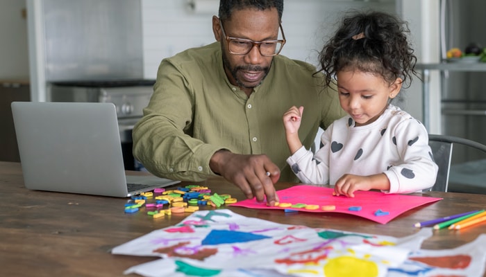 Le programme Passe-Partout vise à mieux outiller les parents dans leur rôle de premiers éducateurs et éducatrices de leur enfant de 4 ans. En plus de faciliter l'entrée à la maternelle, ce programme génère, comme le montre Marie-lin Hamel dans son mémoire de maîtrise, des retombées positives jusqu'à la fin du secondaire chez les élèves qui y ont participé.