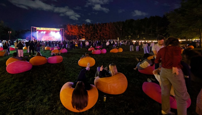 Les installations invitaient les festivalières et festivaliers à prendre une pause et profiter de l'ambiance de l'événement.