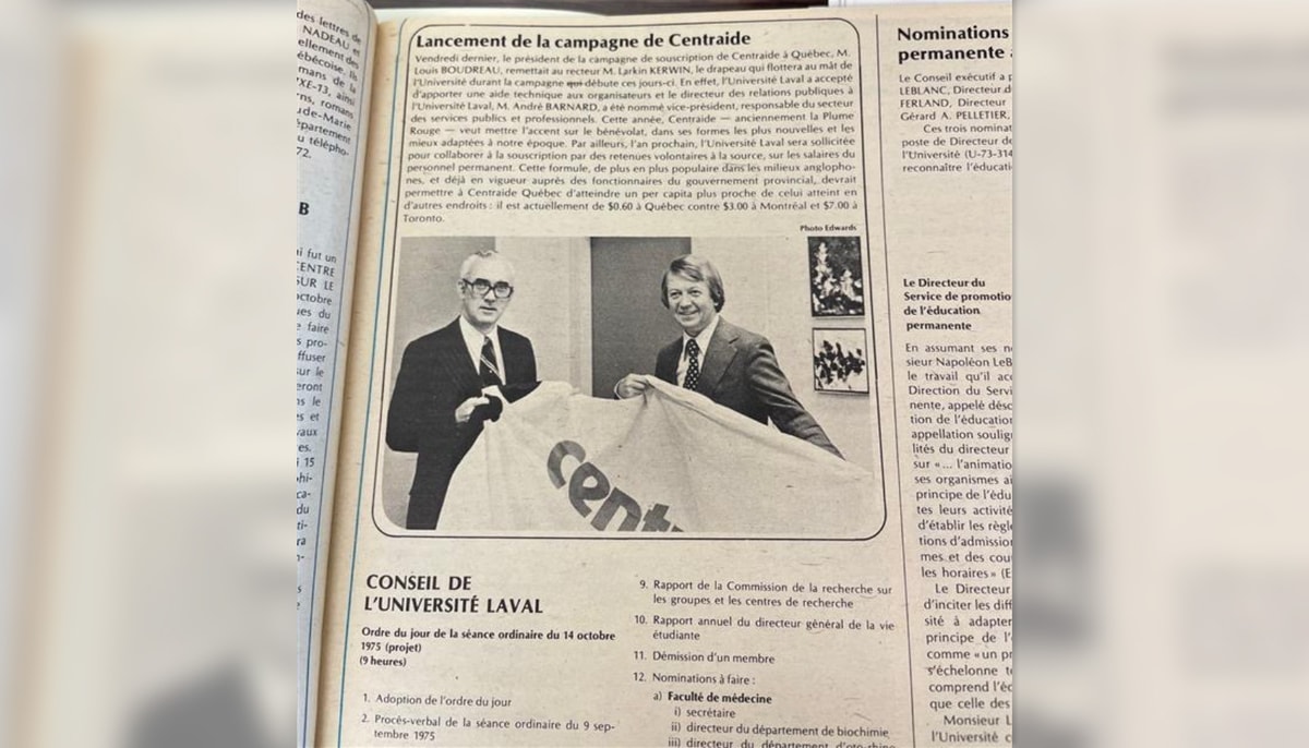 L'Université a eu une longue collaboration avec Centraide. Ici, le 2 octobre 1975, le recteur de l'Université Laval, Larkin Kerwin (à gauche), recevait le président de la campagne de souscription de Centraide à Québec, Louis Boudreau. Sur la photo, ce dernier remet au recteur Kerwin le drapeau de Centraide, qui flottera au mât de l'Université durant la campagne de souscription sur le campus.