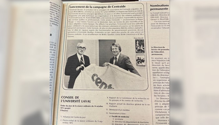 L'Université a eu une longue collaboration avec Centraide. Ici, le 2 octobre 1975, le recteur de l'Université Laval, Larkin Kerwin (à gauche), recevait le président de la campagne de souscription de Centraide à Québec, Louis Boudreau. Sur la photo, ce dernier remet au recteur Kerwin le drapeau de Centraide, qui flottera au mât de l'Université durant la campagne de souscription sur le campus.
