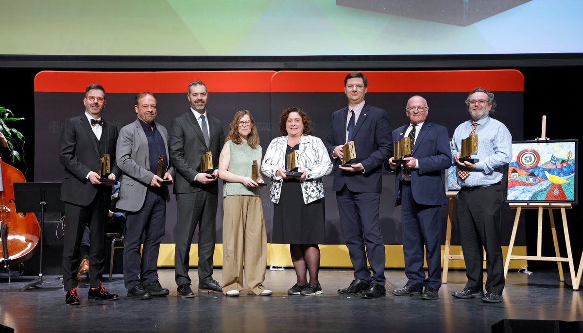 Les lauréates et lauréats des Prix d'excellence en enseignement 2025 (de gauche à droite): Martin Dubé, Daniel Gardner, François Corriveau, Karine Geoffrion, Caroline Biron, Leandro Callegari Coelho, Éric Philippe et Frédéric-Georges Fontaine.