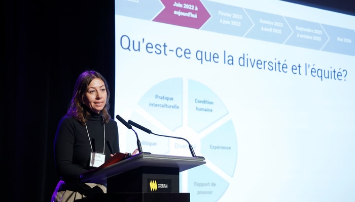 Sylvie Demers, professionnelle de recherche au CIRRIS, a présenté les grandes étapes du projet de recherche qui a débuté en juin 2022. Pour l'axe Diversité sexuelle et pluralité des genres, l'équipe de recherche a réalisé des entrevues avec 18 personnes aînées: 8 gais, 8 lesbiennes et 2 personnes en questionnement. Parmi elles, 8 sont des hommes cisgenres, 7 des femmes cisgenres, une est non binaire et une autre est trans. 