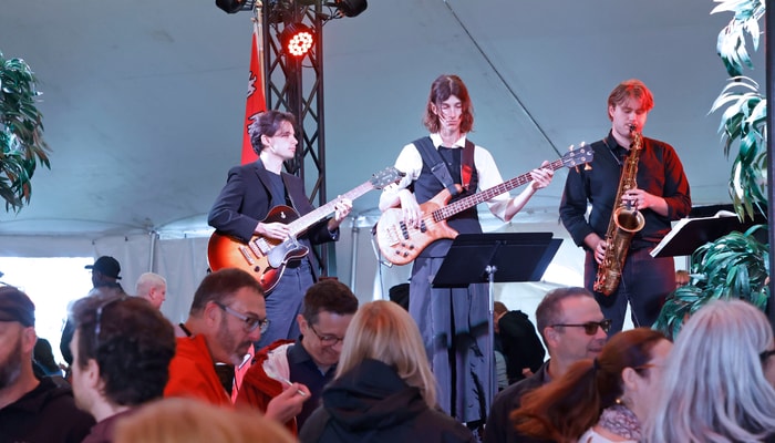 Laurence Beaulieu, à la guitare, Hellie Maynard, à la basse, et Edmont Brousseau, au saxophone, ont offert des prestations de jazz.