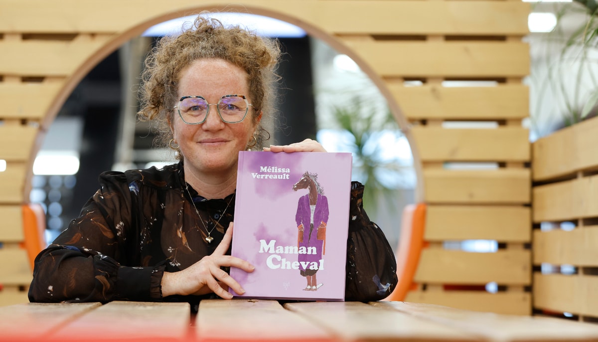 Mélissa Verreault avec son livre qui vient de paraître dans la collection Quai n°5 aux éditions XYZ.