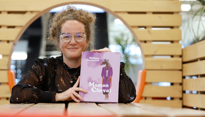 Mélissa Verreault avec son livre qui vient de paraître dans la collection Quai n°5 aux éditions XYZ.