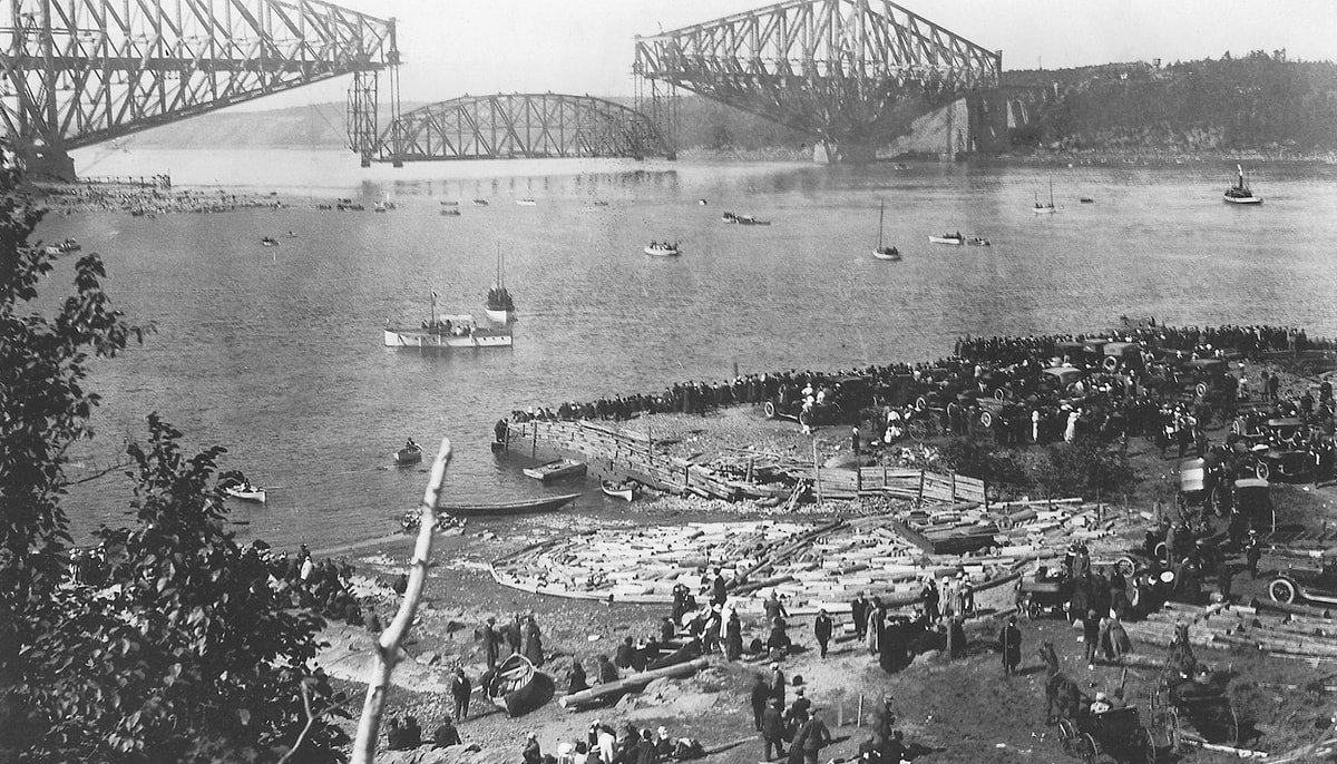 Installation de la travée centrale du pont de Québec devant plus de 100 000 personnes, le 20 septembre 1917