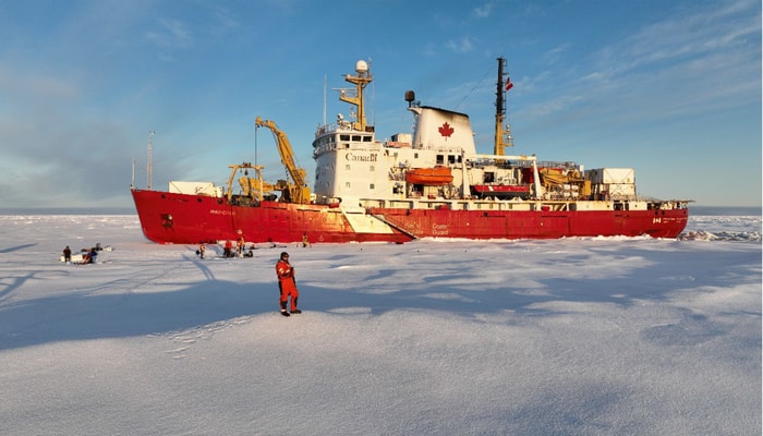 Le navire de recherche de la Garde côtière canadienne, le NGCC Amundsen, dans les glaces des îles de la Reine-Élizabeth lors de son expédition en 2025. La mission 2026 mènera les équipes de recherche dans la mer du Labrador, la baie de Baffin, le passage du Nord-Ouest, le détroit de Nares, la zone marine protégée de Tuvaijuittuq ainsi que plusieurs fjords du Groenland et dans l'archipel arctique canadien.