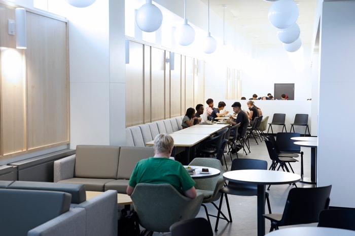 L'aire de consommation avec son mobilier confortable et moderne.