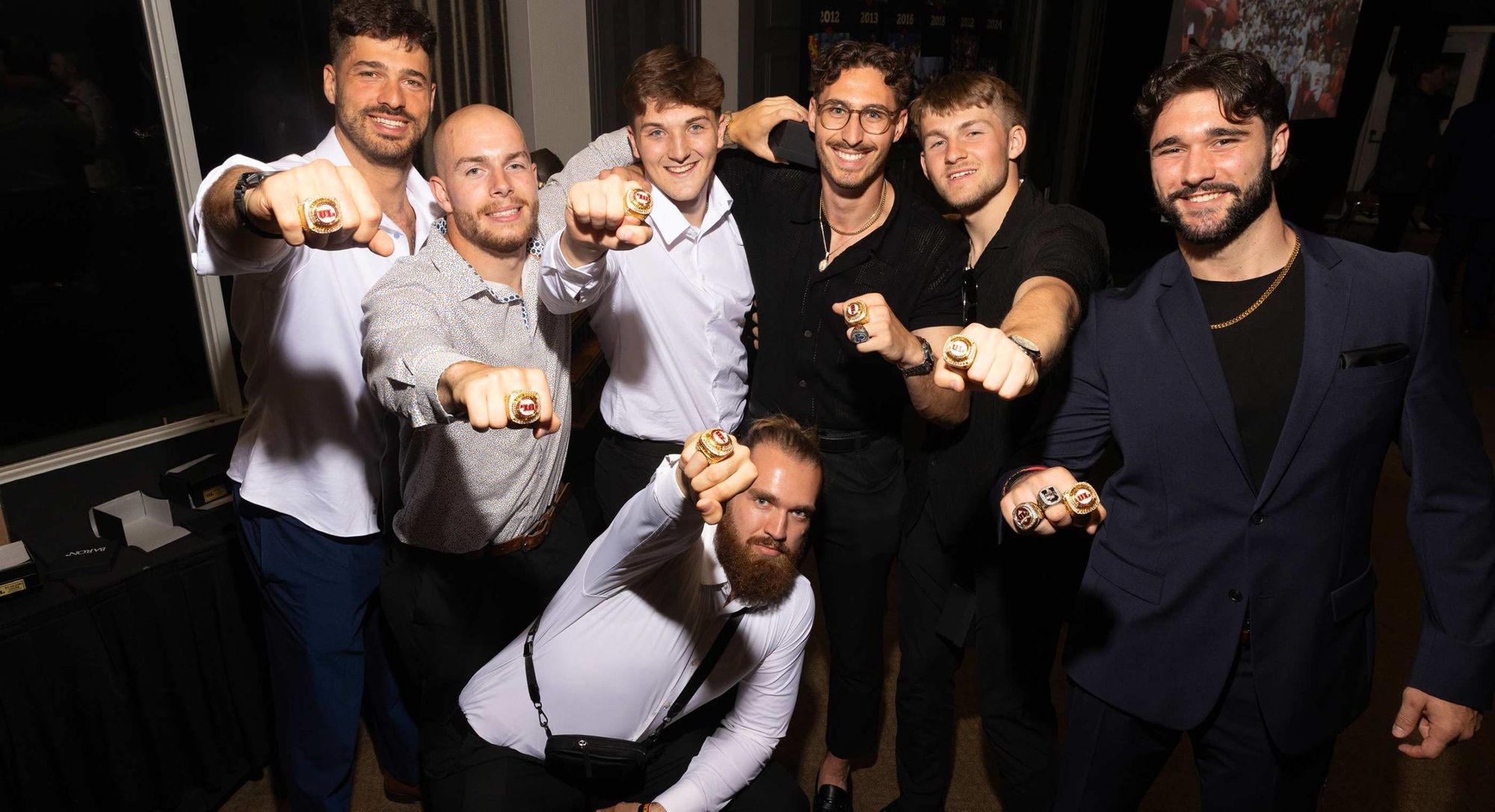 Des membres du Rouge et Or de l'Université Laval posent avec la bague soulignant la conquête de la Coupe Vanier 2024 par l'équipe de football.