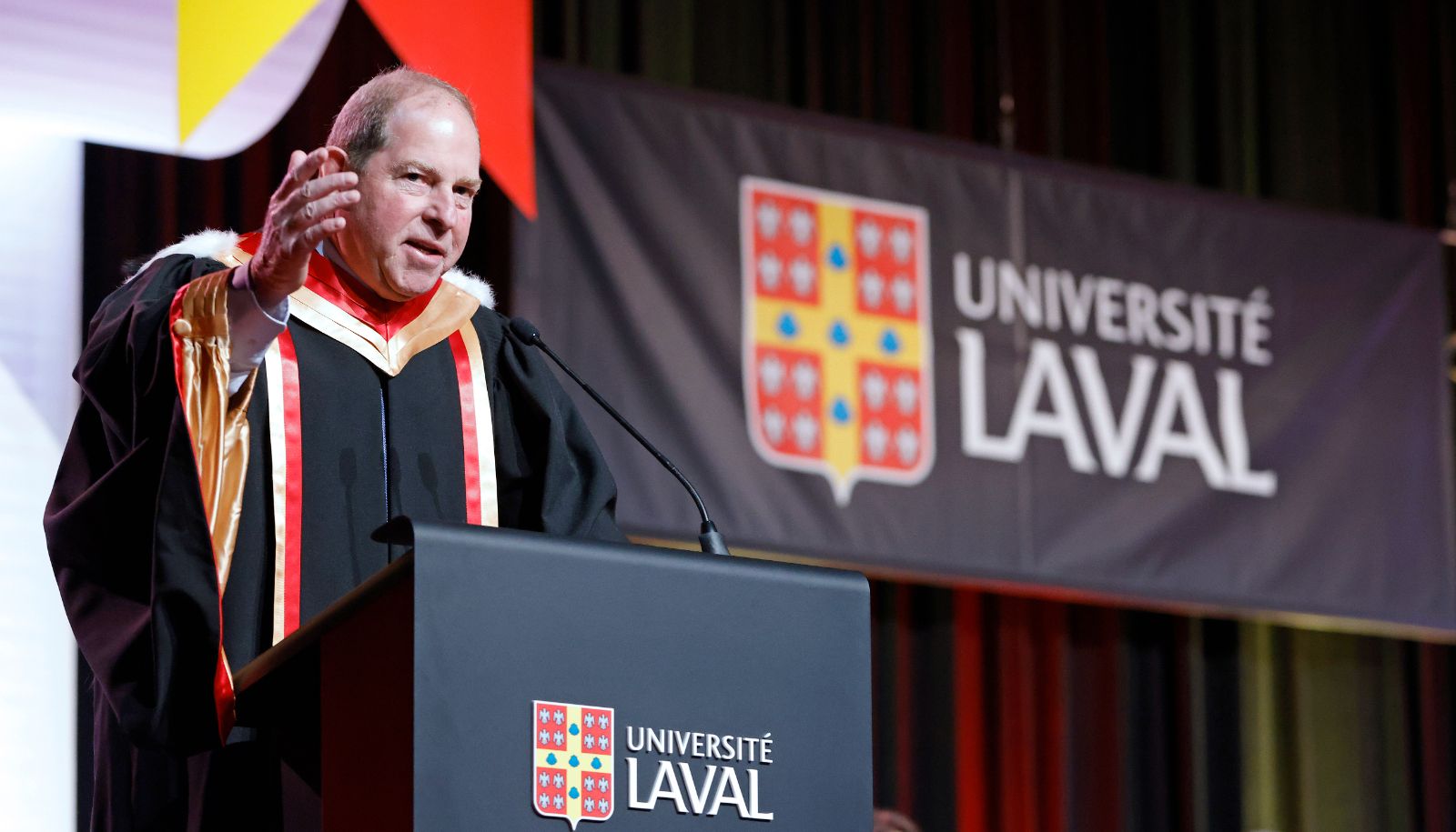 Jacques Tanguay, récipiendaire d'un doctorat honoris causa d'université, durant son discours d'acceptation