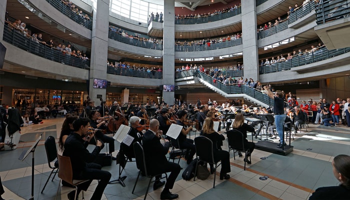 L'Orchestre symphonique de Québec s'était produit à l'atrium Jean-Guy-Paquet du pavillon Alphonse-Desjardins le 23 septembre 2024. Cette année, cinq extraits d'œuvres classiques sont au programme.