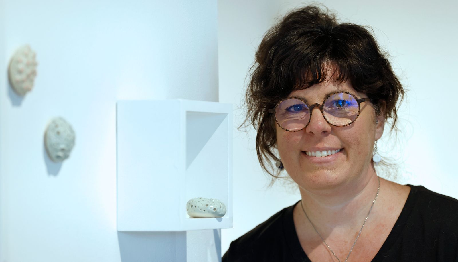 Sophie Ouellet devant sa série Rébellion