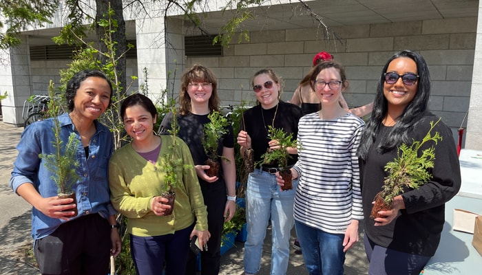 Le 20 mai, à 12h, présentez-vous à l’arrière du pavillon Abitibi-Price pour recevoir un plant d’arbre. 