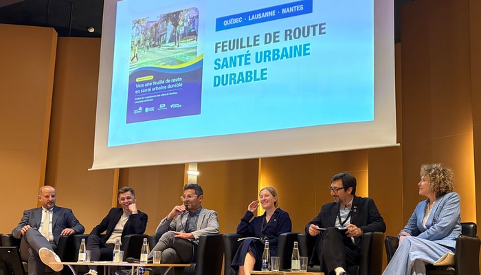 De gauche à droite: Grégoire Junod, syndic de Lausanne, Bruno Marchand, maire de Québec, Franky Trichet, vice-président Nantes Métropole et adjoint du maire, Emmanuelle Careau, vice-rectrice adjointe aux affaires internationales, au développement durable et à l'EDI, Stéphane Roche, professeur à l'Université Laval, directeur de l'Institut en environnement, développement et société et chercheur au Centre de recherche en santé durable VITAM, ainsi que Hélène Drainville, déléguée générale du Québec, lors du lancement de la feuille de route.