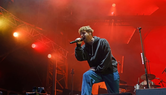 Propulsé par le succès d'Ordinary, désignée chanson de l'été, l'Américain Alex Warren était l'un des artistes fort attendus du festival.