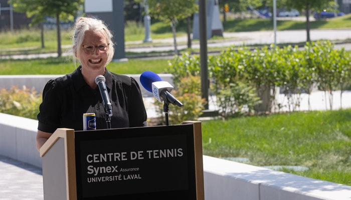 Julie Dionne, directrice du Service des activités sportives de l'Université Laval lors de la conférence de presse dévoilant des joueurs inscrits au Challenger Banque Nationale de Québec le 7 juillet.
