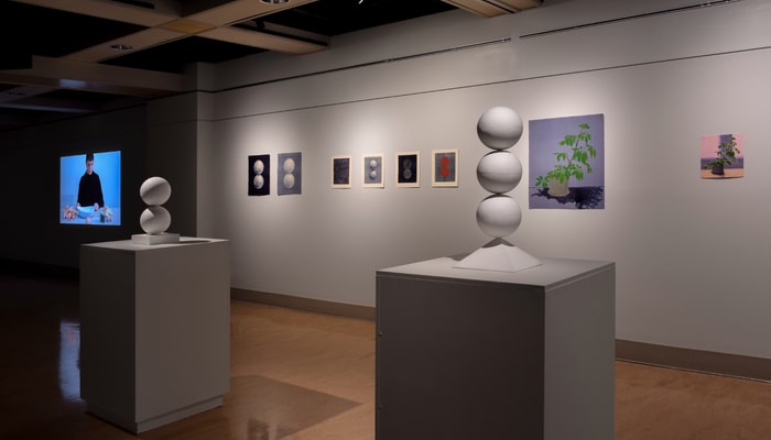 Jusqu'au 12 novembre, visitez l'exposition Couper carré à la salle d'exposition du pavillon Alphonse-Desjardins.