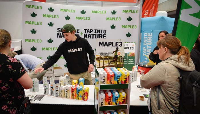 Outre des conférences de membres de la communauté scientifique, l'événement a mis à l'honneur des entreprises issues de l'Université Laval, comme Maple3, cofondée par un étudiant de la Faculté des sciences de l'administration, qui propose une eau d'érable biologique.