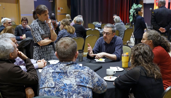 Cathia Bergeron, vice-rectrice aux études et aux affaires étudiantes, lors des échanges aux tables
