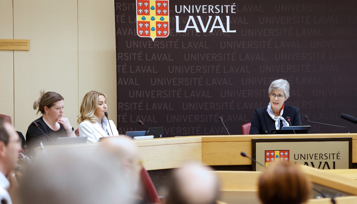 De gauche à droite: Hélène Bhérer, agente de recherche et de planification au Bureau du secrétaire général, Anne-Marie Laflamme, secrétaire générale de l'Université Laval, et la rectrice Sophie D'Amours lors de son discours le 23 septembre à la salle du Conseil.
