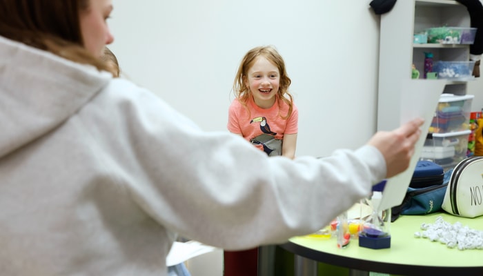 Claire était visiblement ravie de participer aux ateliers.