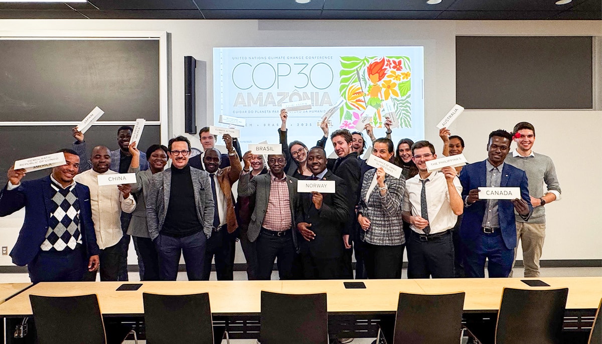 Les participantes et participants à la semaine intensive et immersive qui s'est déroulée à l'Université Laval sur les négociations internationales sur les changements climatiques.