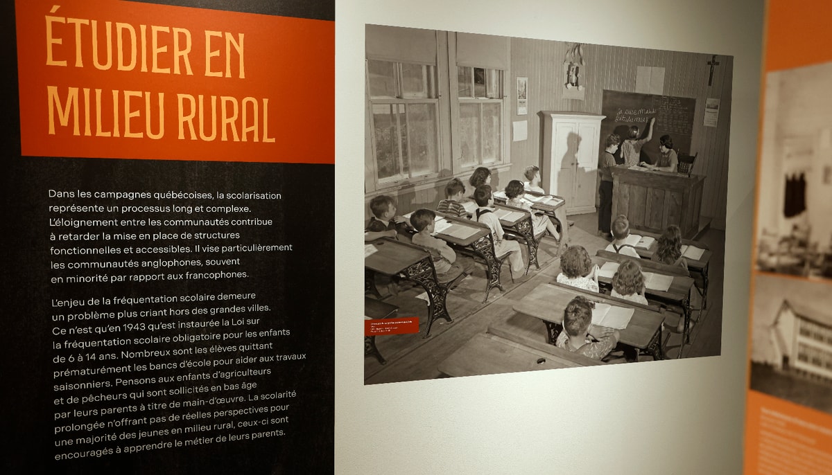 Une école de rang à Saint-Henri-de-Lévis. Cette photo est l'œuvre d'Omer Beaudoin en 1952. Le crucifix et la statue de la Vierge Marie faisaient partie du décor religieux des écoles primaires publiques catholiques francophones du passé.