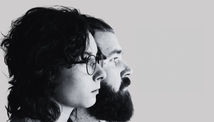 Maude Fournier, violoniste, et Charles Lehouillier, guitariste et chanteur, font partie du groupe de folk rock Bardes à barbes.