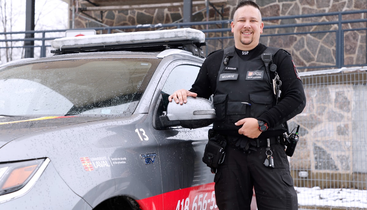 Nicolas Manseau est chef d’équipe au Service de sécurité et de prévention. Ce service, qui compte une cinquantaine d'agentes et agents, patrouille le campus 24 heures sur 24, 7 jours sur 7, 365 jours par année.