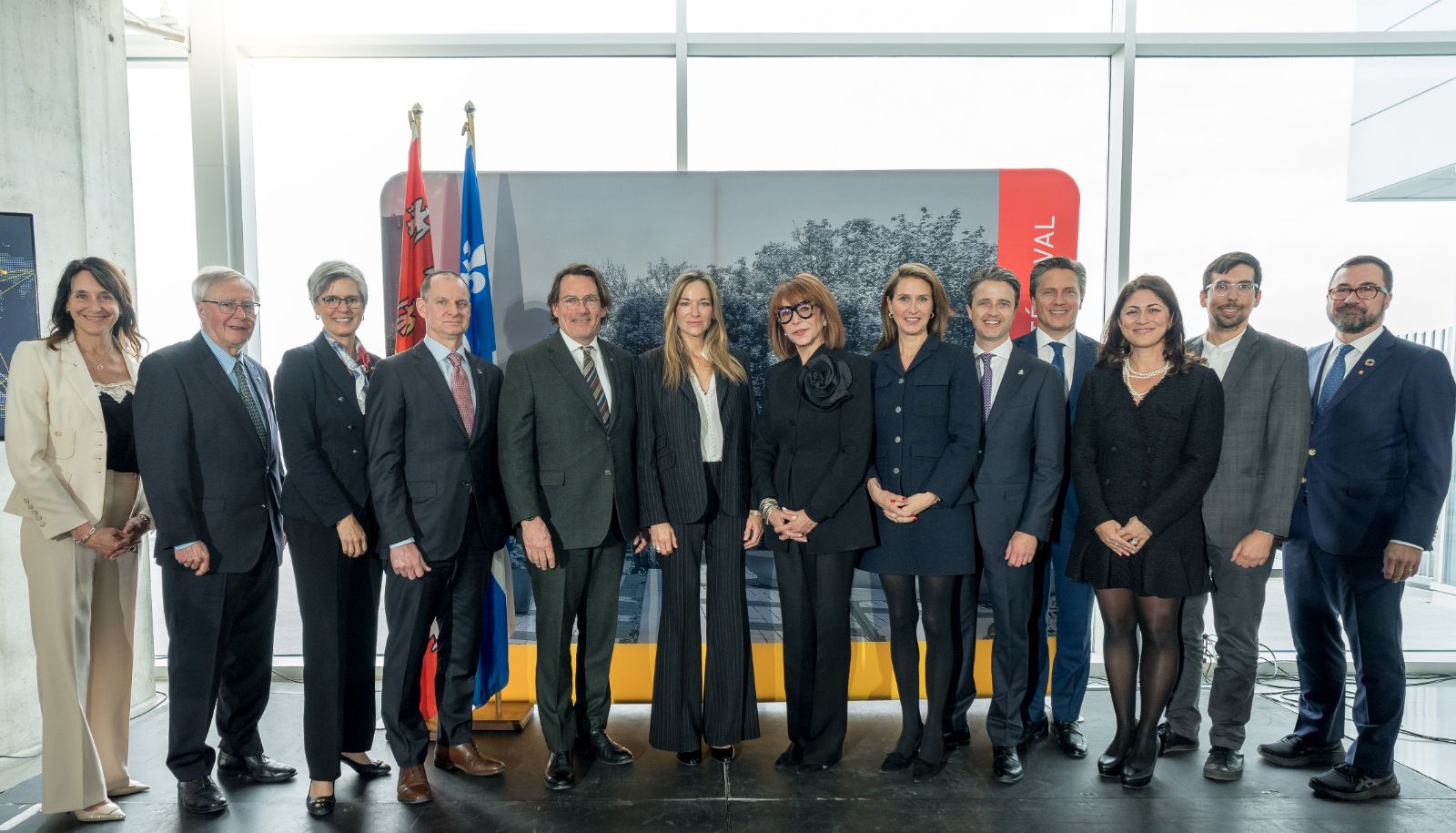 Caroline Girard, cheffe de la Direction de la philanthropie et des relations avec les diplômées et diplômés, Jean Houde, président du conseil d'administration de l’Université Laval, Sophie D’Amours, rectrice, Éric Girard, ministre des Finances du Québec, Pierre Karl Péladeau, président et chef de la direction de Québecor, Pascale Bourbeau, conjointe de M. Péladeau, Mila Mulroney, épouse de Brian Mulroney, Caroline, Nicolas et Mark Mulroney, Olga Farman, présidente du Port de Québec, Jean B. Péladeau, responsable marketing de Vidéotron, Fizz et Freedom mobile, et François Gélineau, vice-recteur aux affaires internationales et au développement durable.