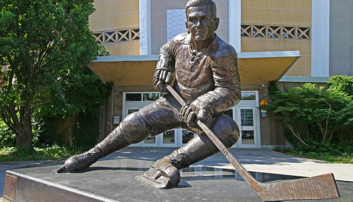 La statue de Maurice Richard devant l'aréna du même nom à Montréal, une sculpture de Jules Lasalle et Annick Bougeau (1997)