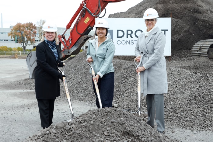 La ministre de l'Enseignement supérieure, Martine Biron, la vice-présidente aux finances et au développement de la CADEUL, Éléonore Ferland et la rectrice de l'Université Laval, Sophie D'Amours.