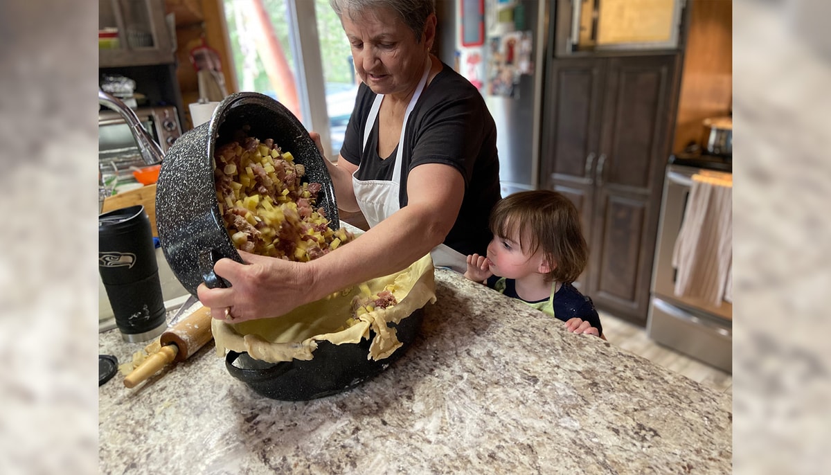 La belle-mère de Catherine Picard, Hélène Chamberland, et sa fille Agnès Harvey Picard qui préparent une tourtière, à Saint-André-du-Lac-Saint-Jean.