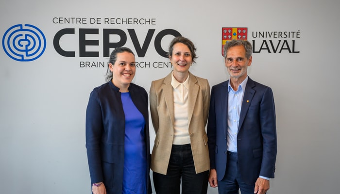 Flavie Lavoie-Cardinal, professeure au Département de psychiatrie et neurosciences de la Faculté de médecine et chercheuse principale du projet de plateforme de nanoscopie optique avancée pour les neurosciences, Viviane Poupon, présidente-directrice générale de Brain Canada, et André Darveau, vice-recteur exécutif et vice-recteur aux ressources humaines et aux finances de l'Université Laval