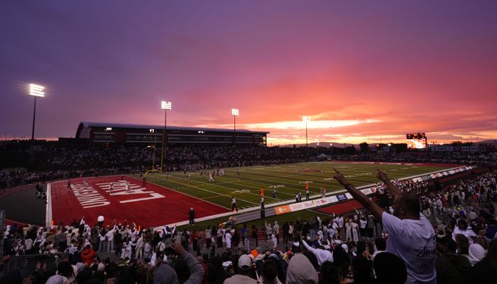 Foule en fête et coucher de soleil au stade TELUS-Université Laval en début de soirée, le 30 août