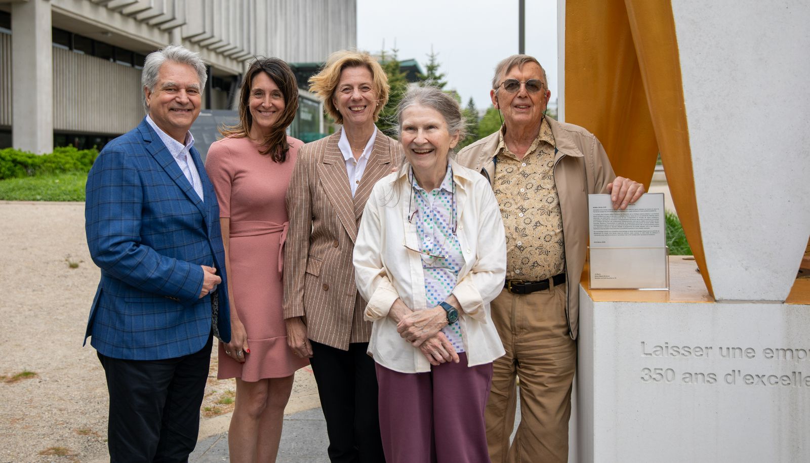 De gauche à droite: Marc Deschênes, directeur conseil – dons majeurs et planifiés à la Direction de la philanthropie et des relations avec les diplômées et diplômés, Caroline Girard, cheffe de la Direction de la philanthropie et des relations avec les diplômées et diplômés, Carmen Bernier, doyenne de la Faculté de musique, Jill Byrne et Benny Rigaux-Bricmont devant l’œuvre 2367 l’odyssée collective