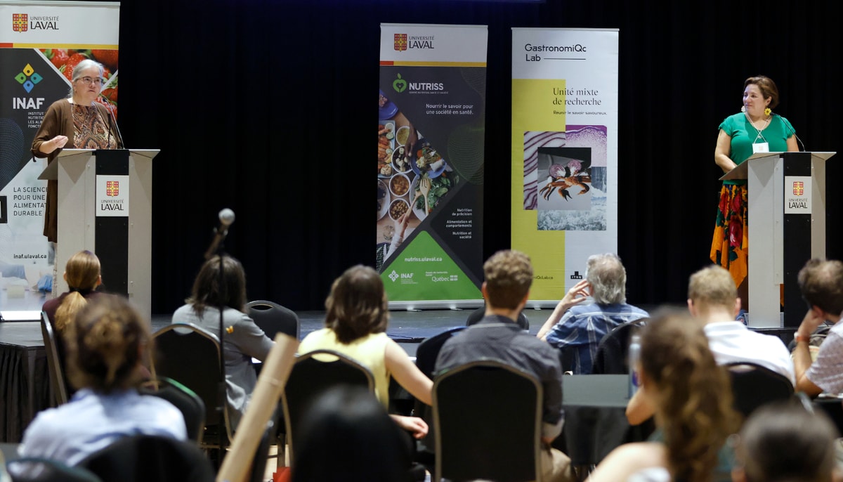 Sylvie Turgeon, professeure en sciences des aliments, et Irène Neeposh, cheffe de Waswanipi, femme d'affaires et défenseure de l'autonomie financière, lors de la conférence intitulée «Un festin partagé», le 17 juin au Grand Salon.