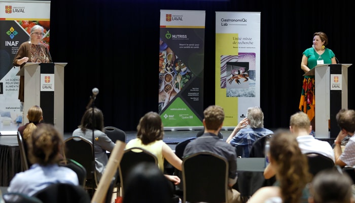 Sylvie Turgeon, professeure en sciences des aliments, et Irène Neeposh, cheffe de Waswanipi, femme d'affaires et défenseure de l'autonomie financière, lors de la conférence intitulée «Un festin partagé», le 17 juin au Grand Salon.