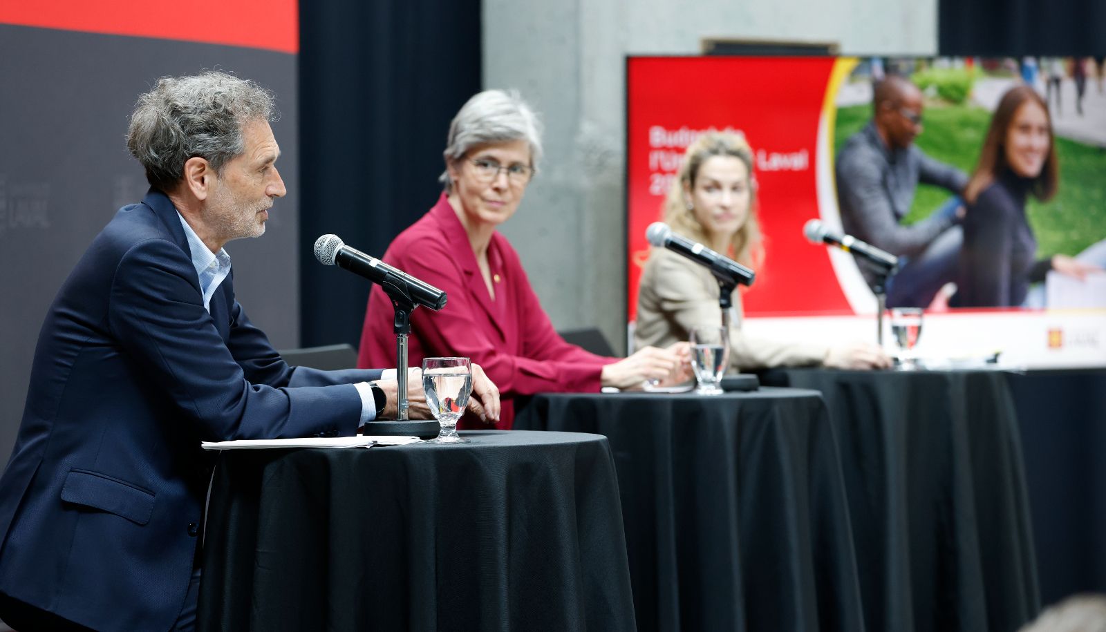 André Darveau, vice-recteur exécutif et vice-recteur aux ressources humaines et aux finances, la rectrice Sophie D'Amours et Caroline Martel, directrice du Service des finances, lors de la séance du 15 mai